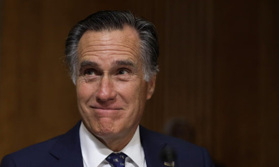 Thượng nghị sĩ Hoa Kỳ Mitt Romney (R-UT) trong phiên điều trần trước Ủy ban Đối ngoại Thượng viện ngày 22 tháng 10 năm 2019 tại Capitol Hill ở Washington