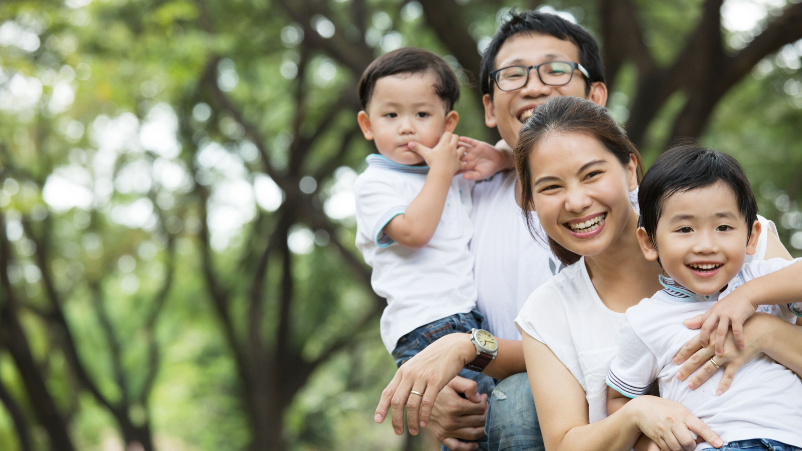 Японский отец и мама. Азиатская семья. Семья азиаты. Счастливая семья азиаты. Казахская семья.