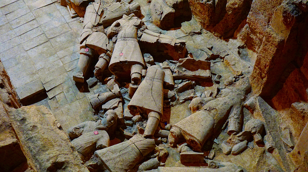 Các nhà khảo cổ phát hiện ra có những hành động phá hoại lớn đối với hầm có các tượng binh mã dũng 