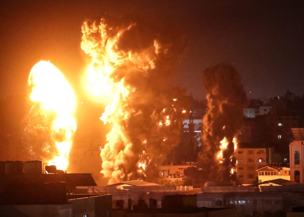 Lửa và khói bốc lên từ các tòa nhà ở thành phố Gaza khi Israel tấn công nhóm khủng bố Hamas