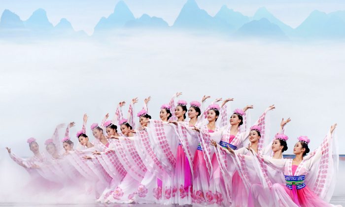 Các vũ công Shen Yun (Ảnh: Được sự cho phép của Shen Yun)