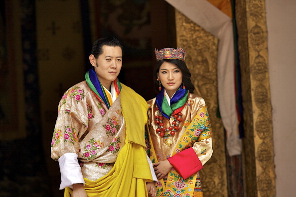 Quốc vương Jigme Khesar Namgyel Wangchuck, 31 tuổi và Hoàng hậu Jetsun Pema, 21 tuổi, bước ra ngoài sau khi hôn lễ của họ hoàn tất vào ngày 13/10/2011 tại Punakha, Bhutan. Lễ kỷ niệm của vị vua được đào tạo ở Oxford này sẽ được tổ chức sau đó ở thủ đô và vùng nông thôn. (Ảnh: Triston Yeo/Getty Images)
