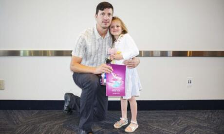 Anh Matt Argo và con gái, bé Silvia, cùng thưởng thức Shen Yun tại Trung tâm Kentucky, Whitney Hall, ở Louisville, Kentucky, vào ngày 09/10/2021. (Ảnh: Nancy Ma/The Epoch Times)