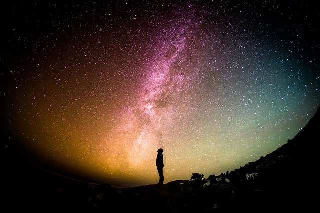 Con người chỉ là một sinh mệnh trong vũ trụ bao la rộng lớn. (Ảnh: Free-Photos/Pixabay)
