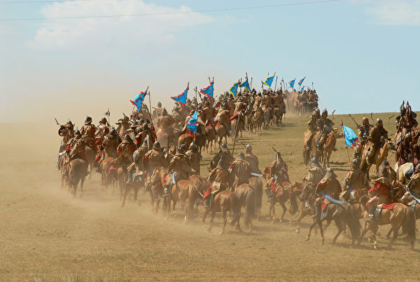 Binh sĩ Mông Cổ trong biểu diễn lịch sử thời đại Thành Cát Tư Hãn cử hành tại ULan Bator Mông Cổ năm 2006. (Ảnh: Shutterstock)