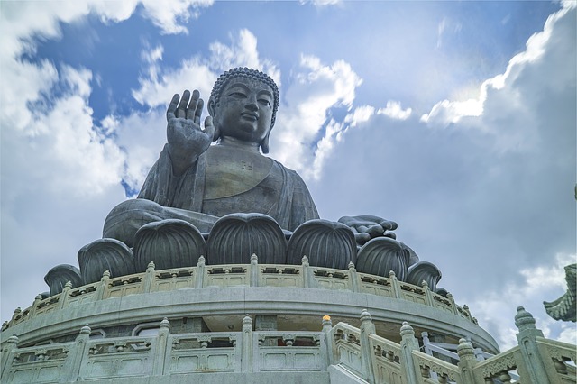 Cầu nguyện trước Thần Phật sẽ có được kỳ tích (Ảnh: Pixabay)