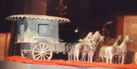 Xe ngựa bằng gốm bồi táng trong lăng mộ Tần Thủy Hoàng. (Ảnh: Traumrune/Wikipedia)