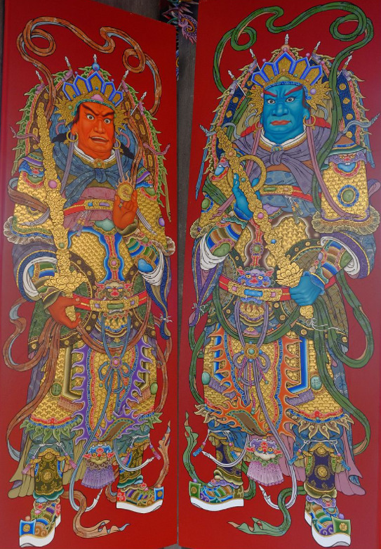 Một cặp Môn Thần được vẽ trên cánh cửa