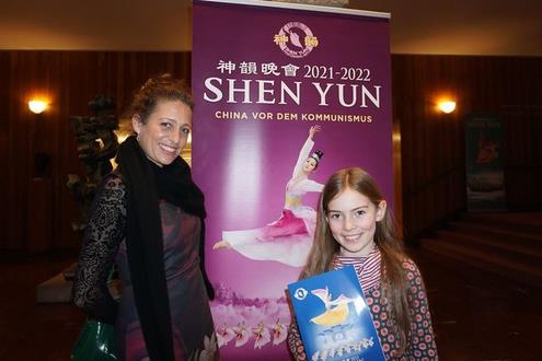Bà Ariana Haering cùng con gái Flora tại buổi biểu diễn Shen Yun ở Salzburg, Áo
