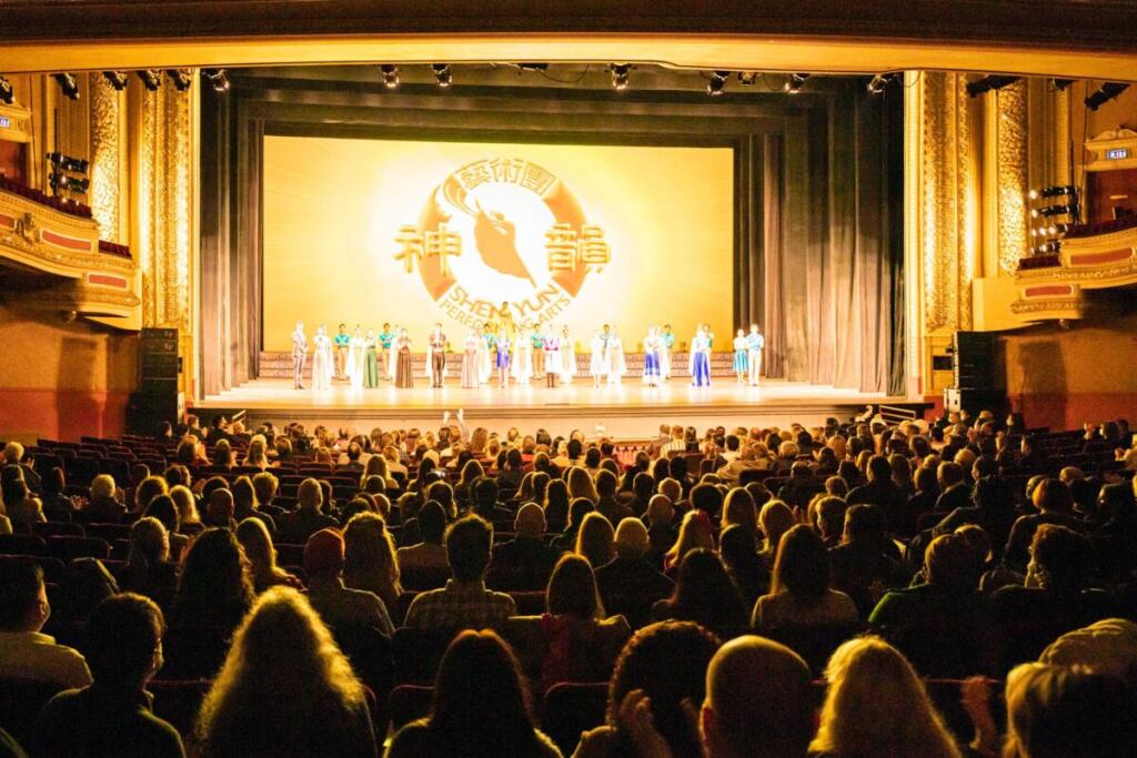 Các nghệ sĩ Shen Yun chào tạm biệt khán giả tại Nhà hát Orpheum ở Minneapolis, vào ngày 03/12/2021. (Ảnh: Sam Wang/The Epoch Times)
