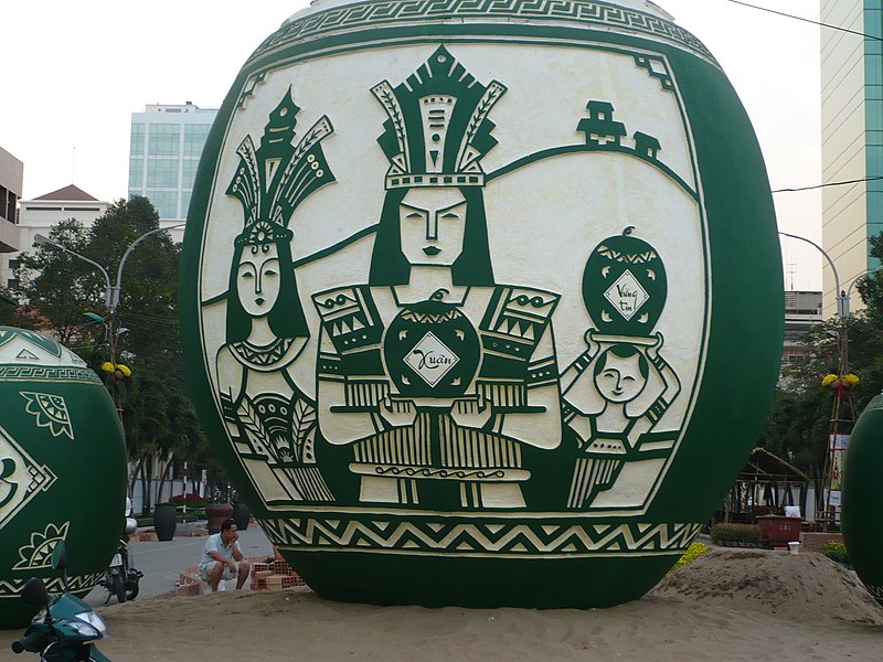 Âu Cơ (bên trái) và Lạc Long Quân (giữa) được tạo hình tại đường hoa Nguyễn Huệ, Tết 2009.