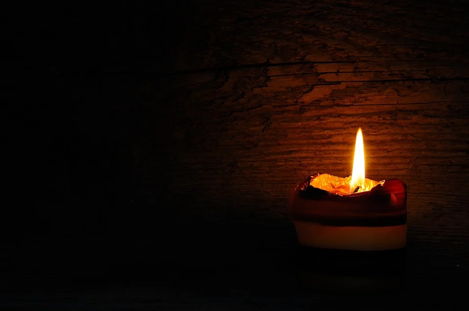 Ngọn đèn sáng mãi trong lăng mộ Tần Thủy Hoàng còn cháy sáng đến ngày nay không thì không biết được, nhưng ngọn đèn sáng mãi trong Kim Điện trên núi Võ Đang thì thực sự là đã cháy sáng mấy trăm năm nay.