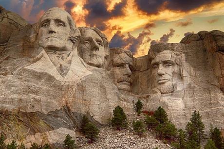 Tượng Tổng thống tại núi Rushmore đã khắc họa chân dung bốn vị Tổng thống Hoa Kỳ: Từ trái sang phải lần lượt là George Washington, Thomas Jefferson, Theodore Roosevelt và Abraham Lincoln. ( Ảnh: Pixabay )